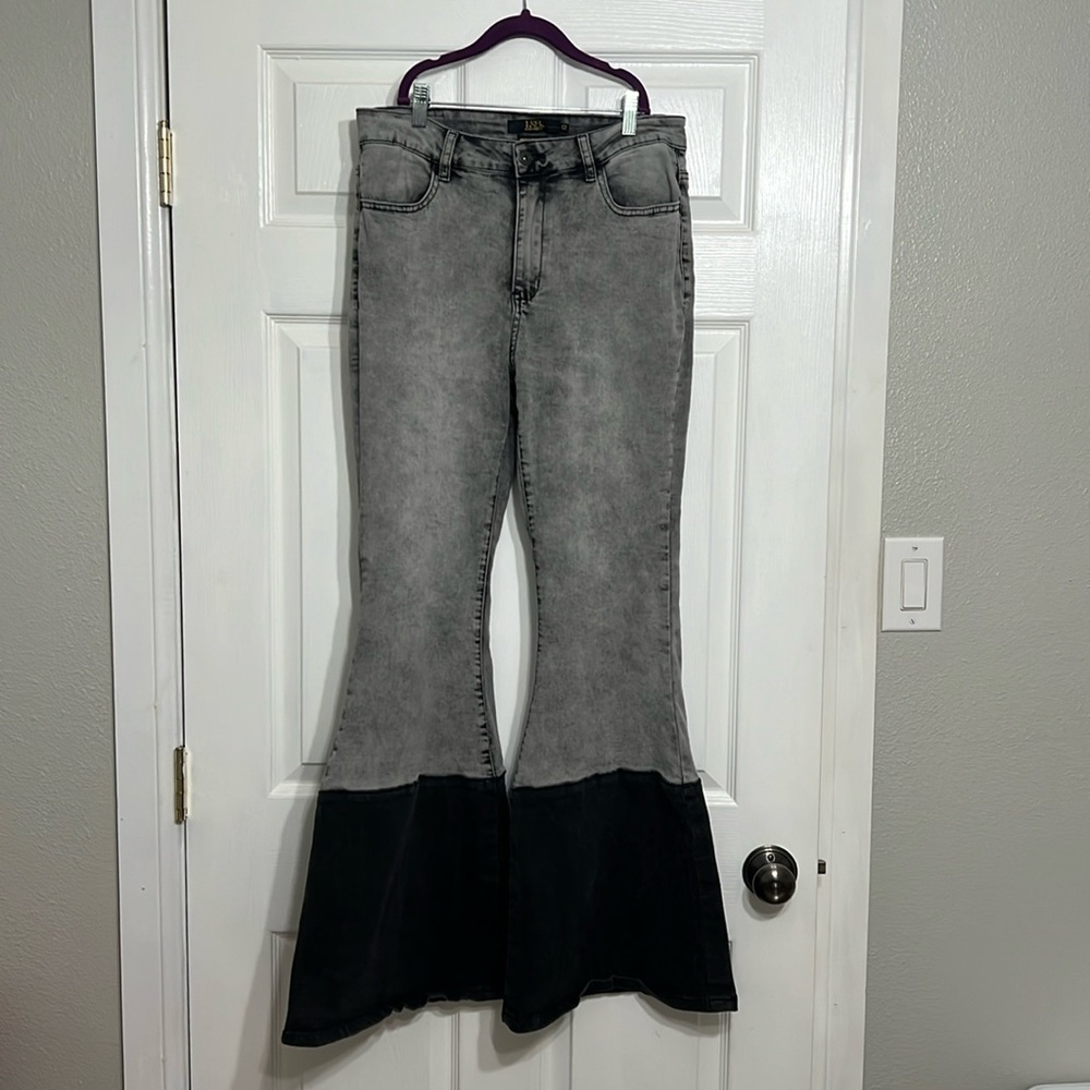 LUCKY & BLESSED preowned gray and black jeans - size 12, high rise flare
